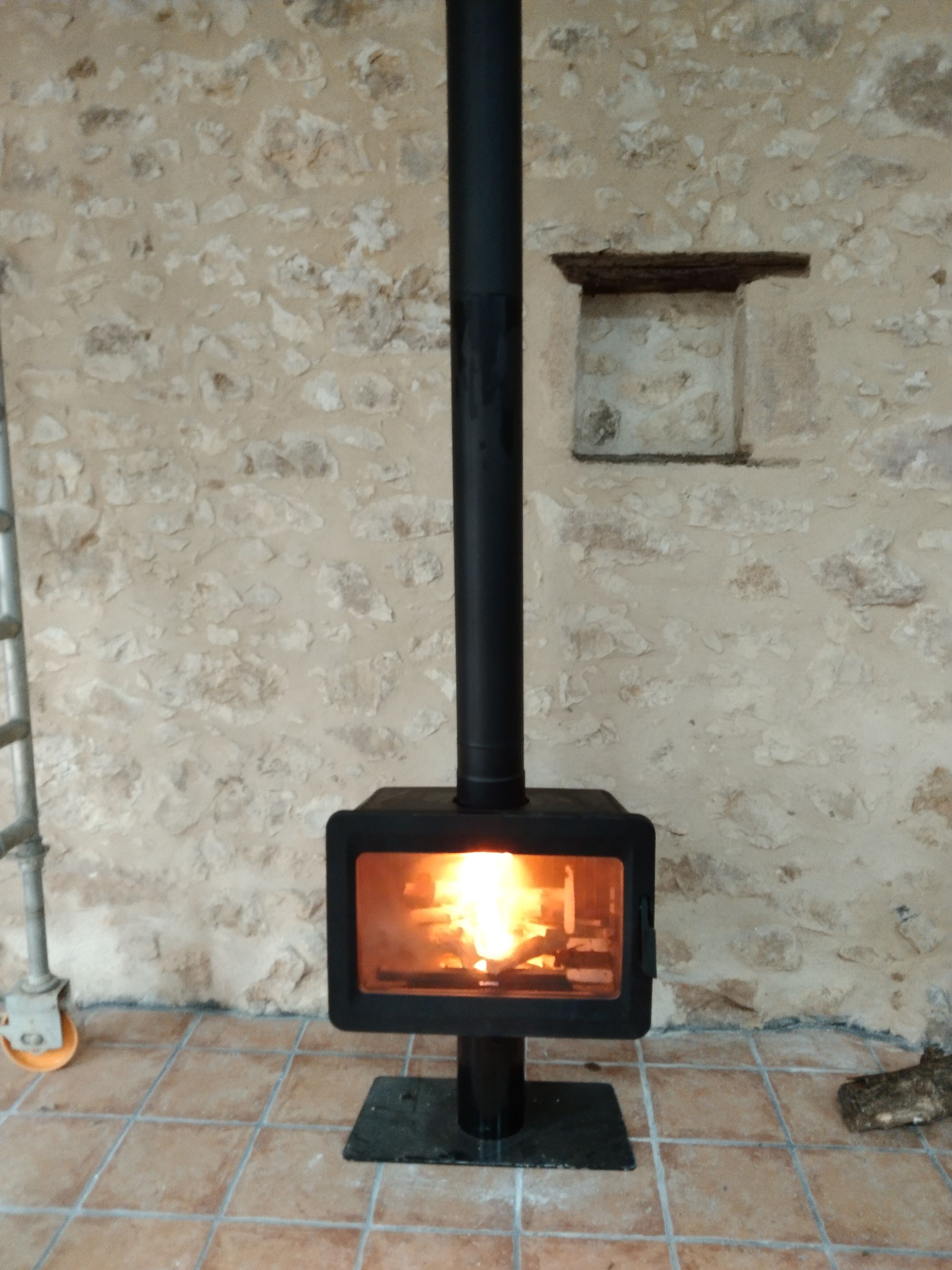 Installation d'un poêle à bois dans une rénovation de maison