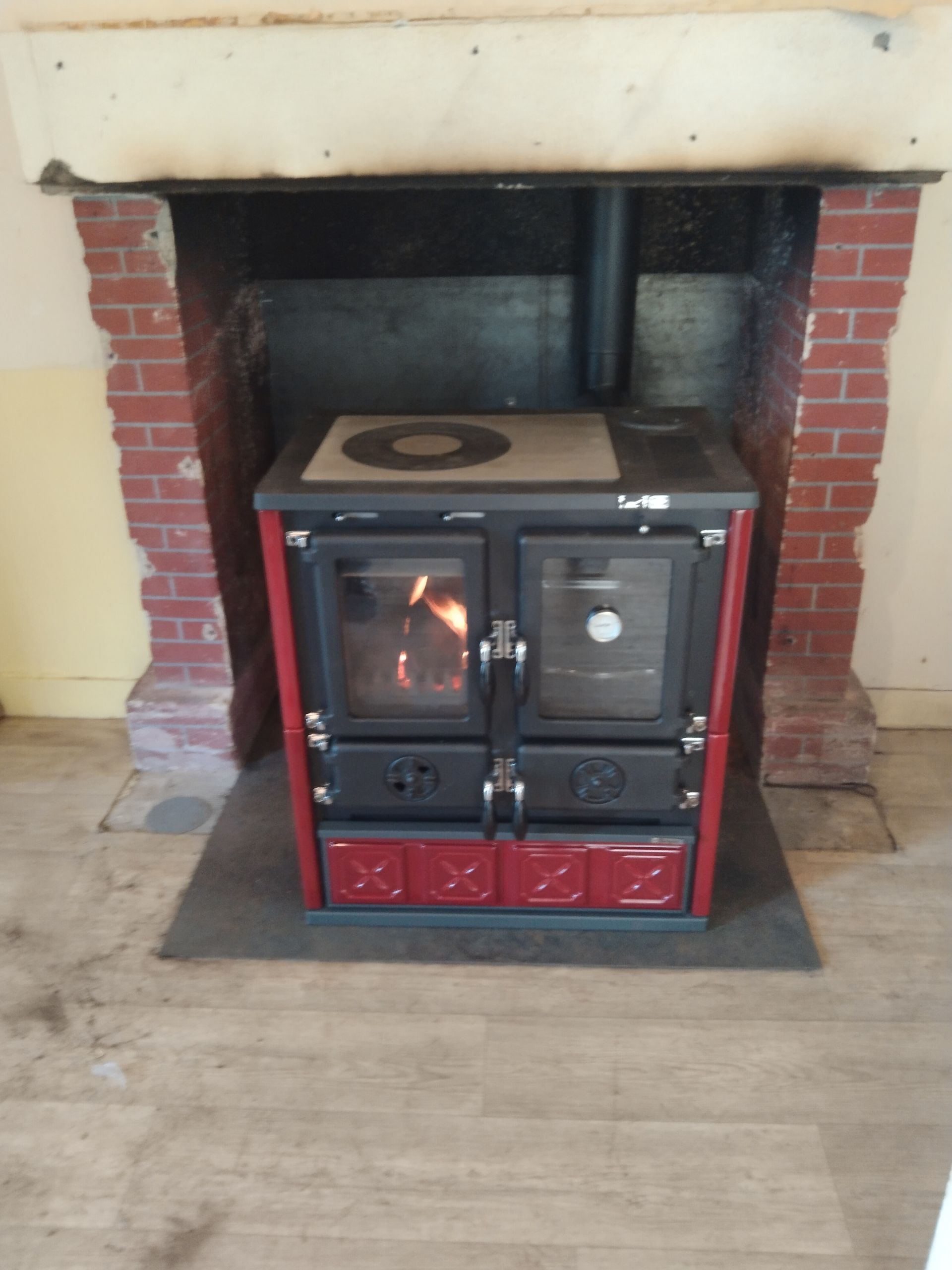 Poêle à bois avec un four en fonte