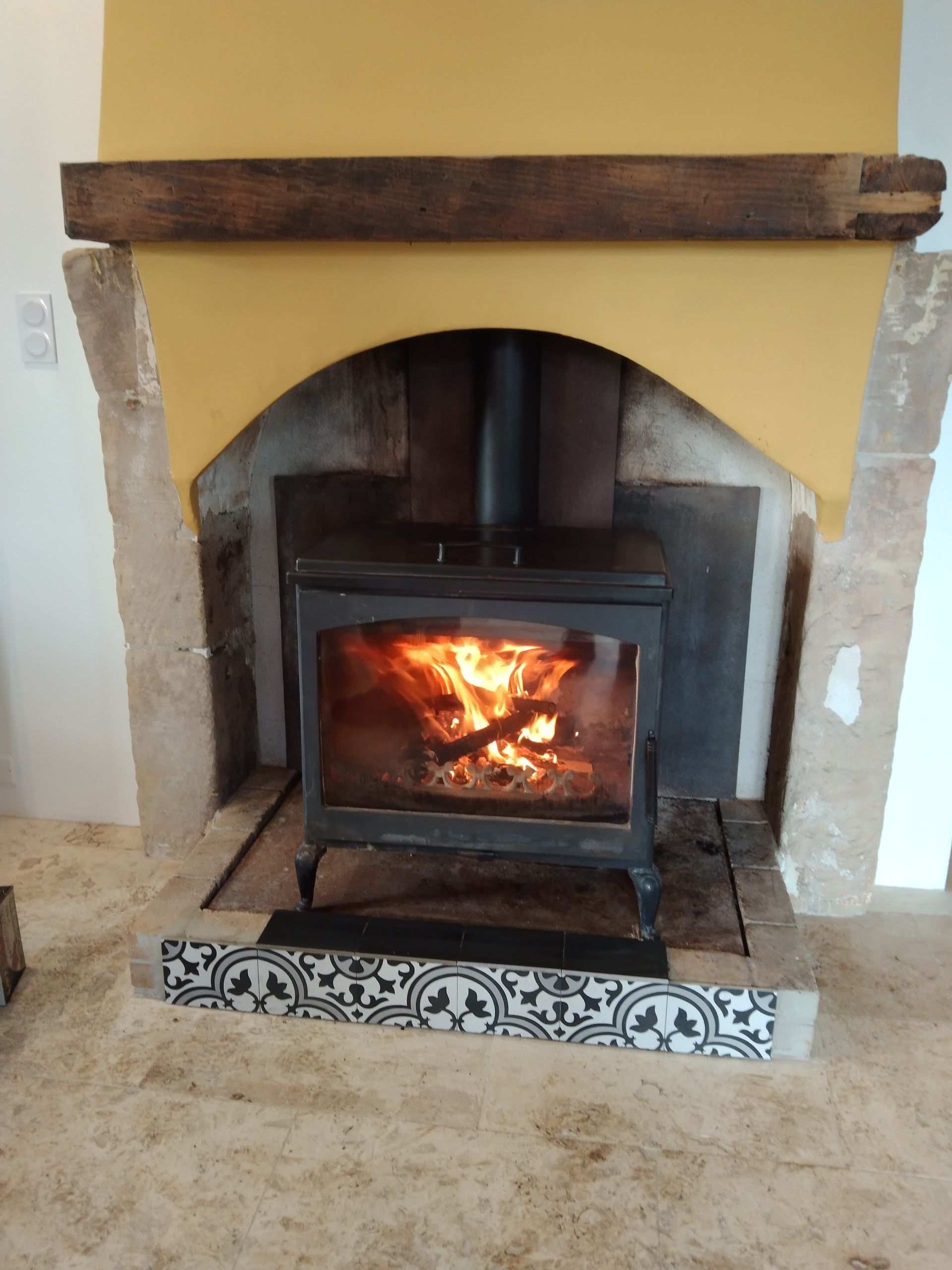 Poêle à bois métallique noir