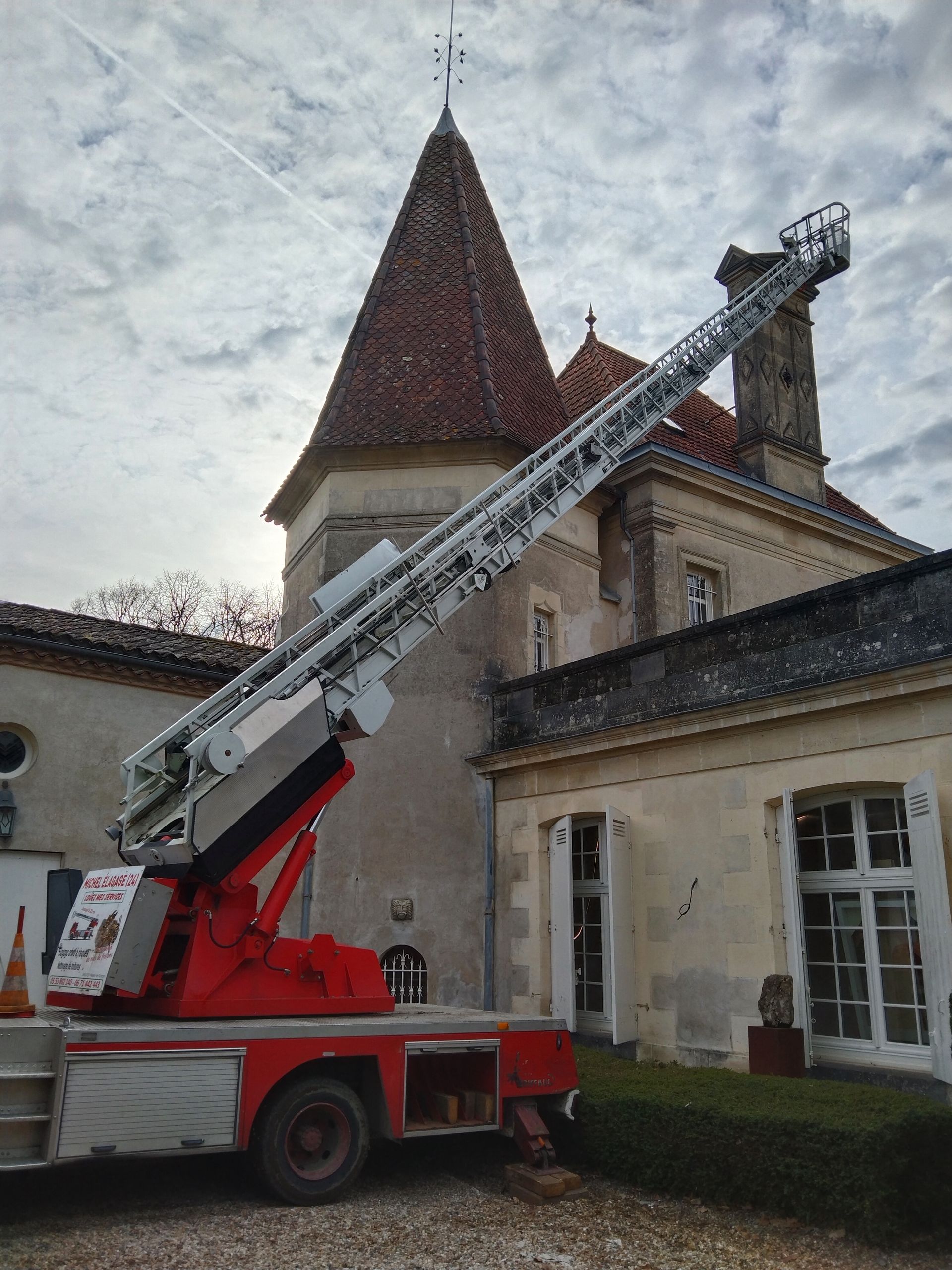 Ramonage d'un conduit en hauteur avec la nacelle de l'entreprise