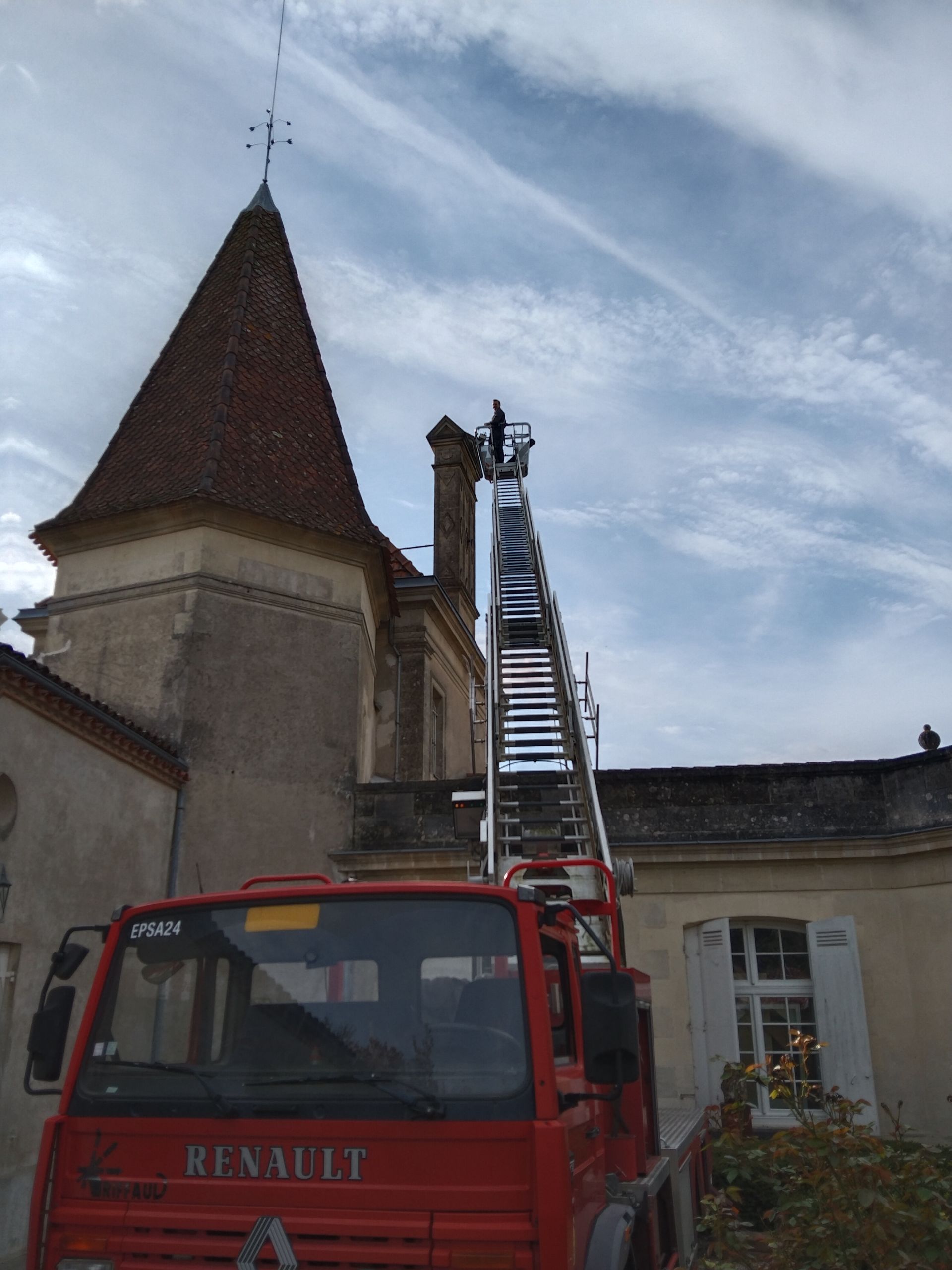 Homme en haut de la nacelle de l'entreprise pour un ramonage