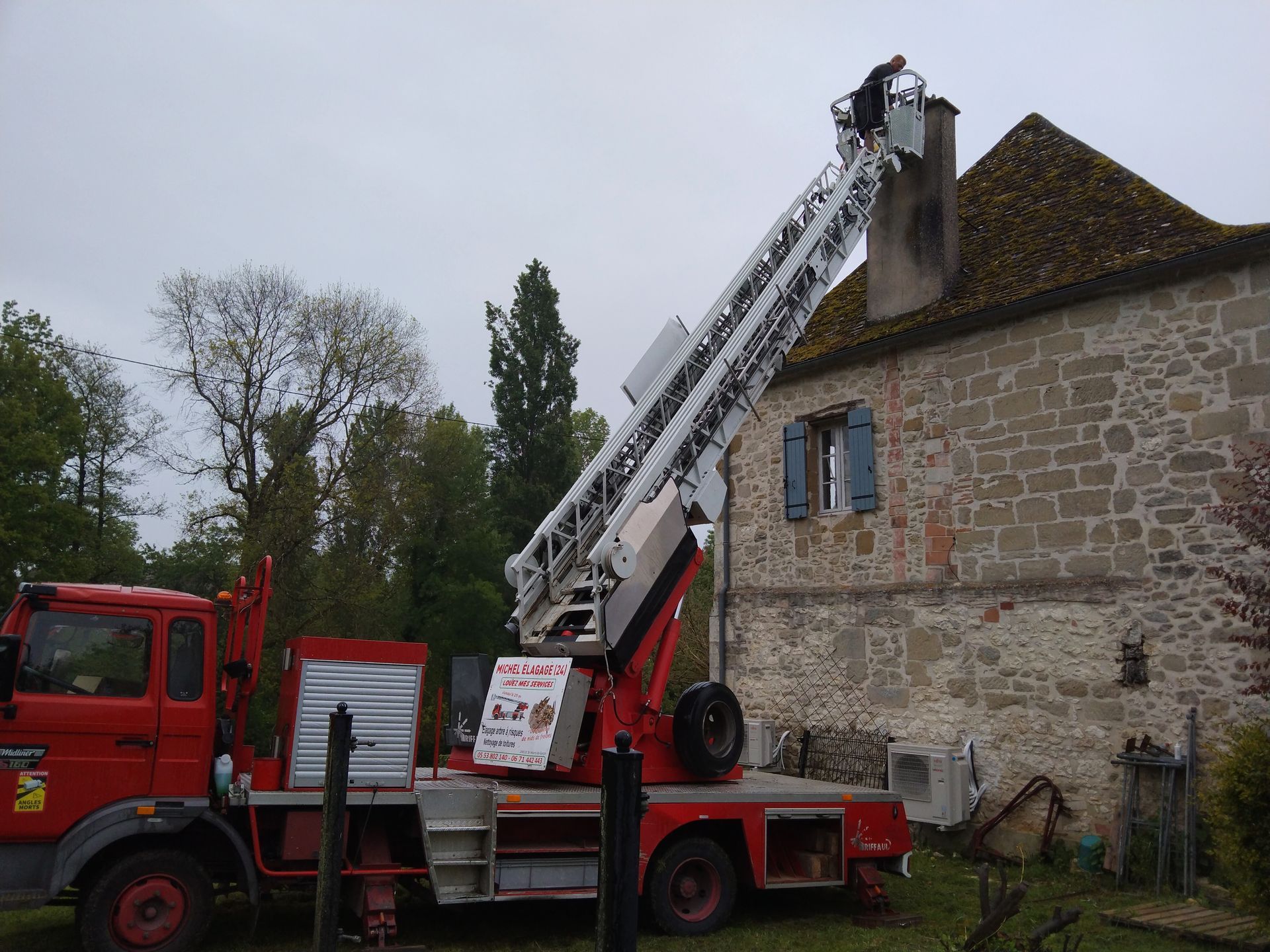 Homme en haut de la nacelle de l'entreprise pour un débistrage