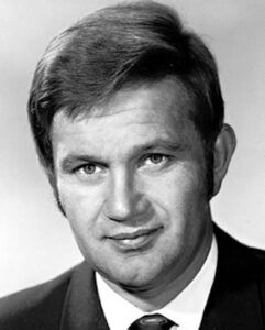 Ein Schwarzweißfoto eines Mannes in Anzug und Krawatte.