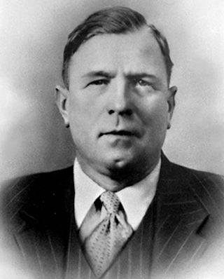 Ein Schwarzweißfoto eines Mannes in Anzug und Krawatte.