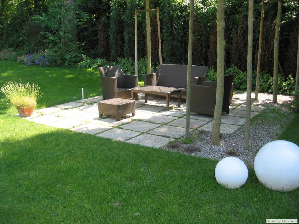 Ein Terrassenbereich mit Sofastühlen und einem Tisch