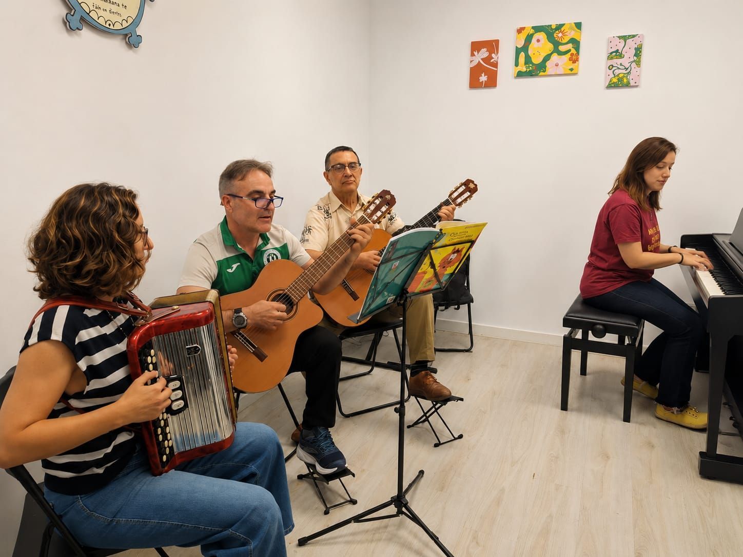 El público, sentado en una sala luminosa, observa a un presentador escribir en una pizarra blanca.