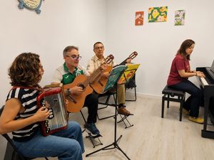 El público, sentado en una sala luminosa, observa a un presentador escribir en una pizarra blanca.