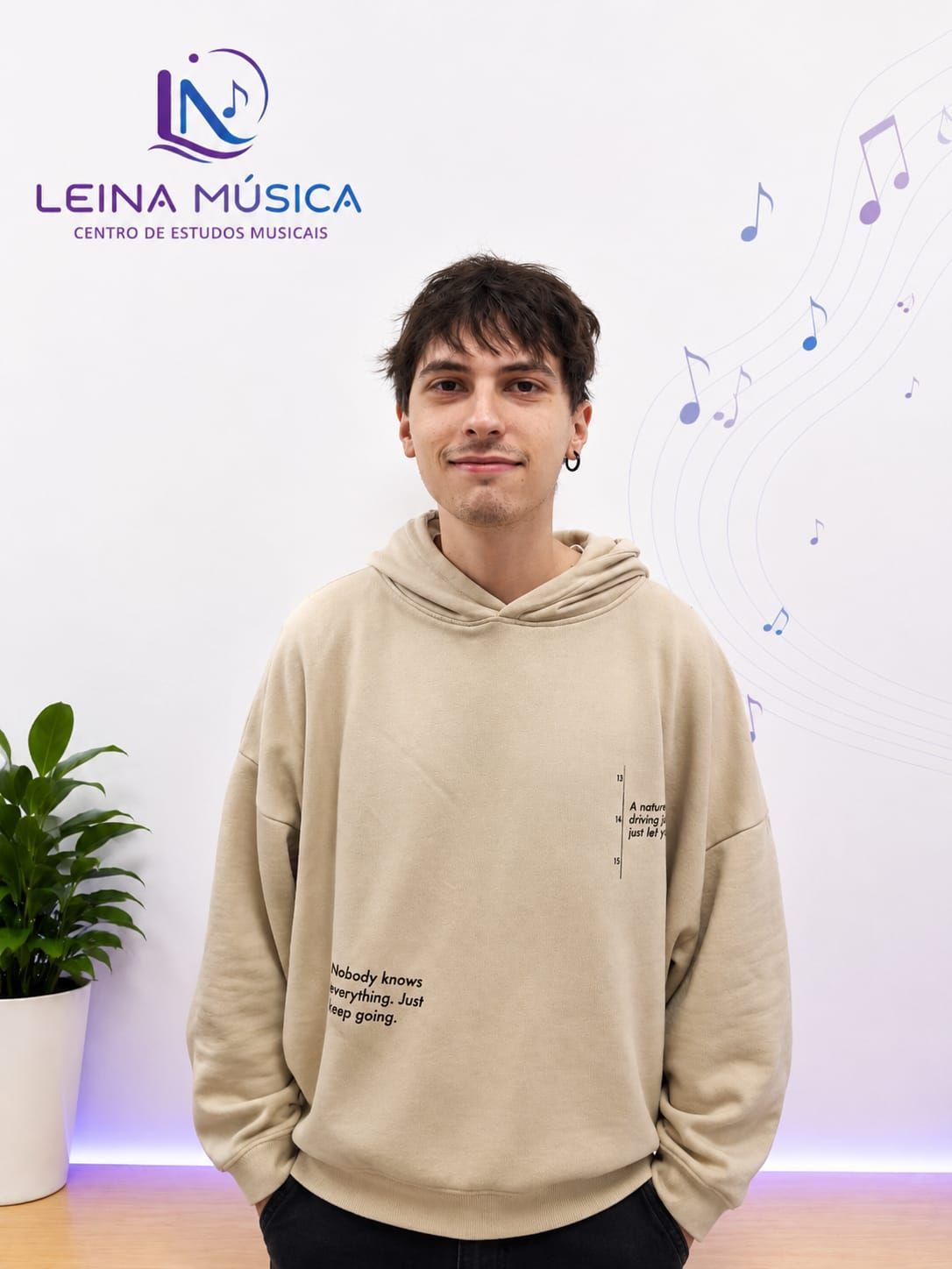 Un joven con una sudadera con capucha color beige