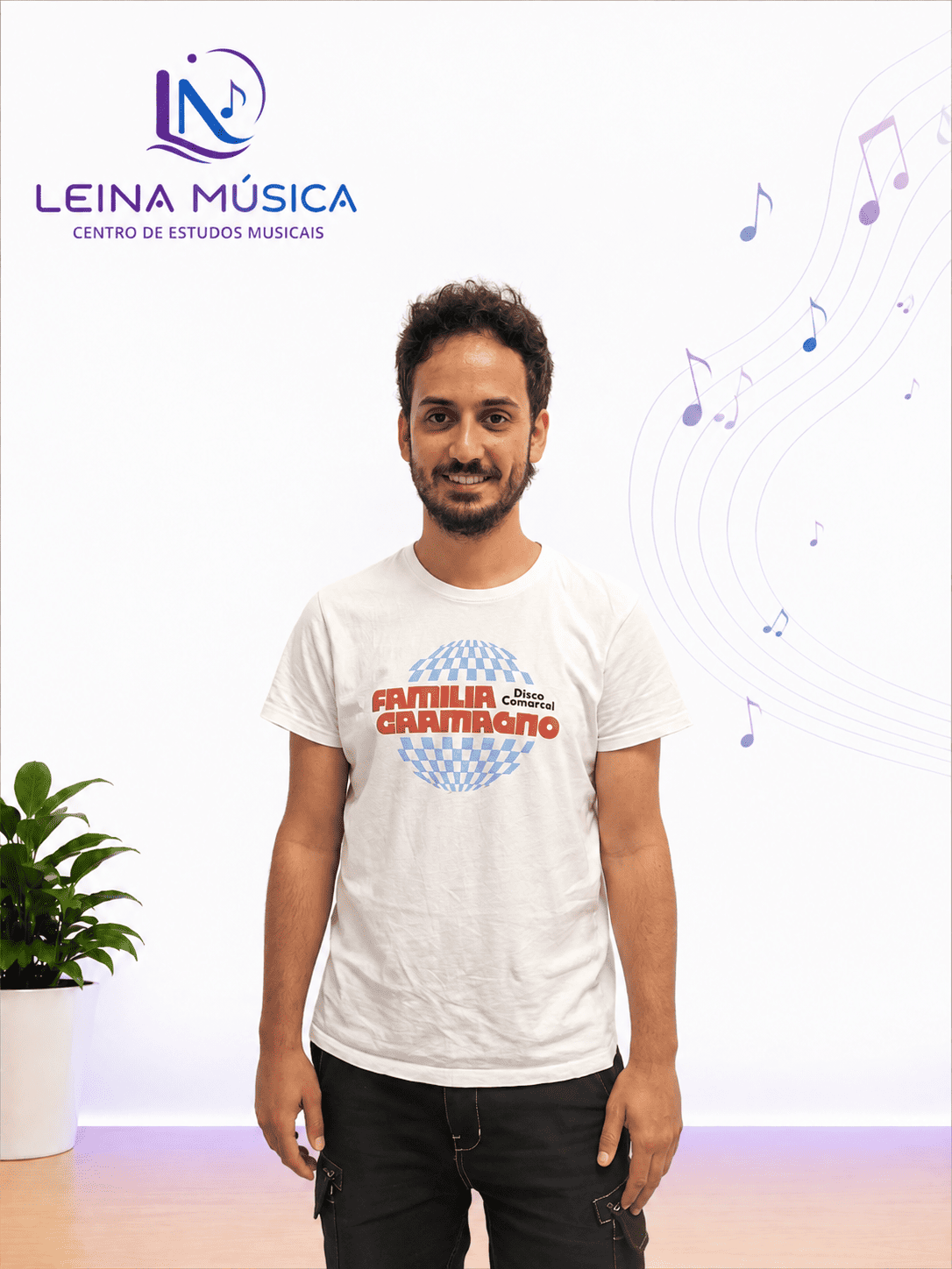 Un hombre de pie en un estudio luminoso con el logotipo de Leina Música en la pared detrás de él.