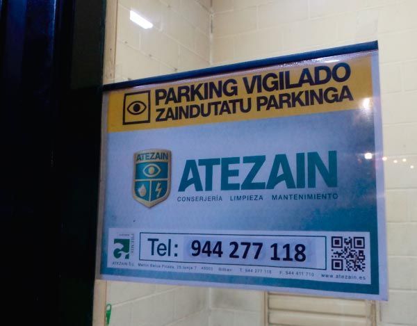 Un cartel que dice vigilante de estacionamiento indica estacionamiento