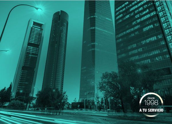 Una imagen de edificios altos con el año 1998 en la parte inferior.