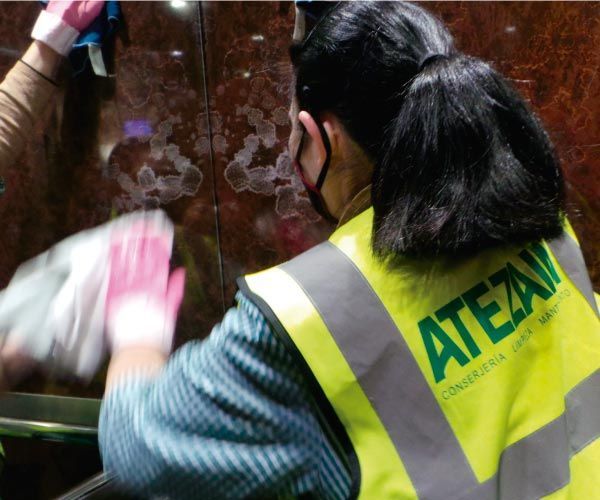 Una mujer que lleva un chaleco amarillo con la palabra atezon en él.