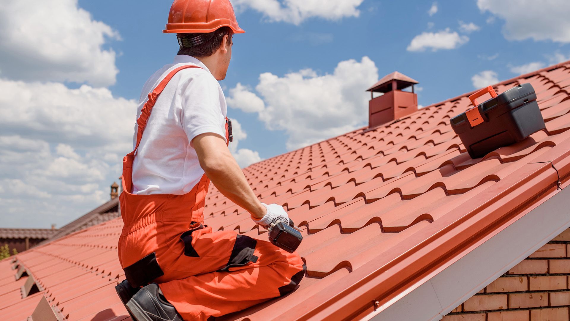Operario instalando lámina impermeabilizante en cubierta plana en Moralzarzal