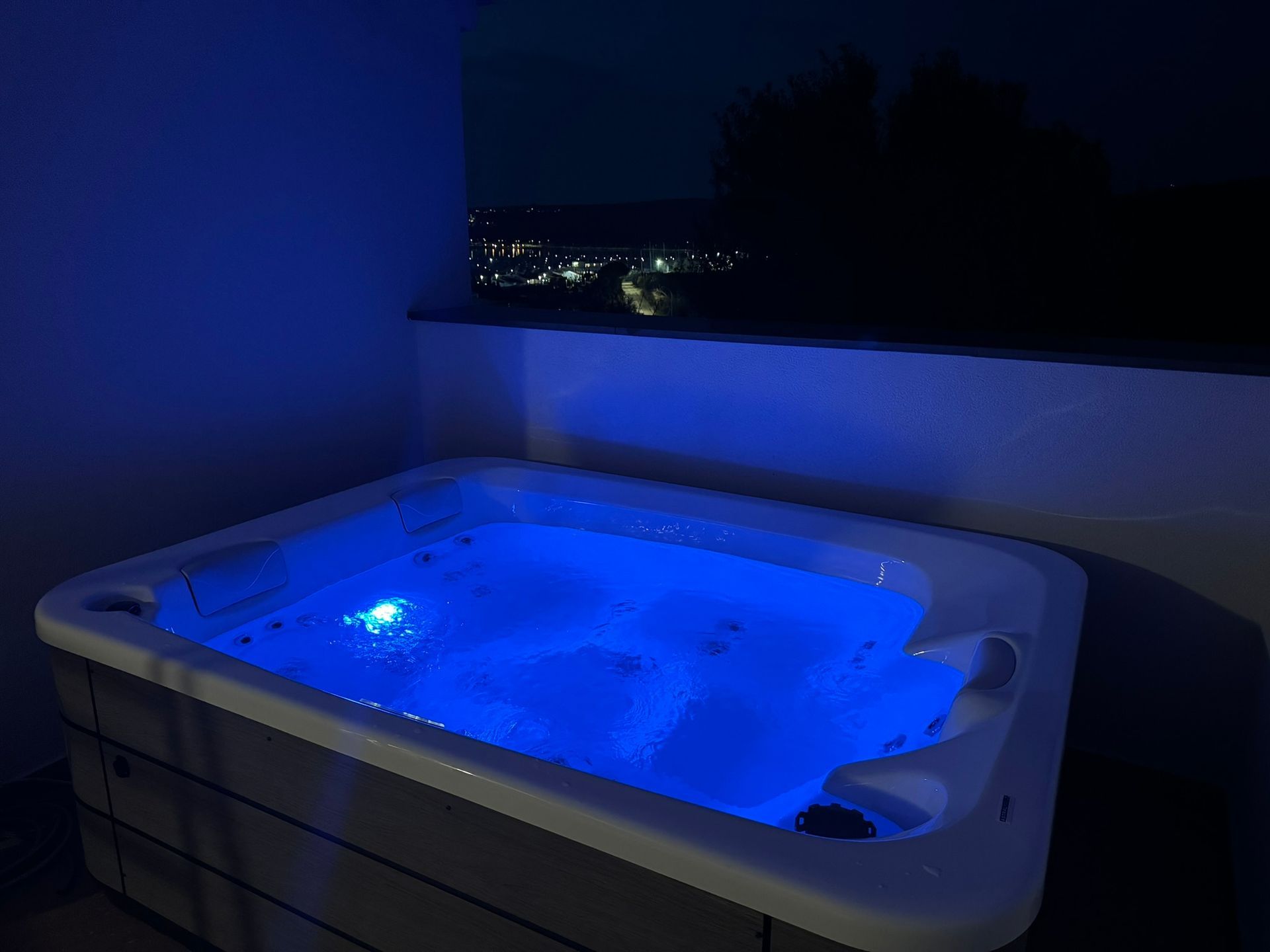 Ground floor terrace with jacuzzi