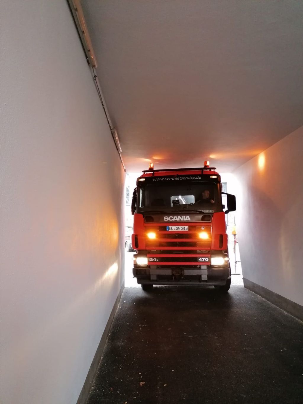 Ein roter Scania-Truck fährt durch einen Tunnel