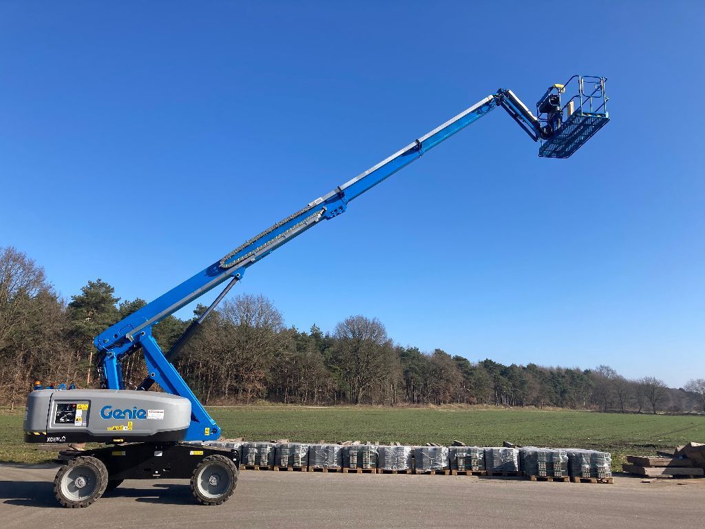 Ein blauer Genie-Lift steht auf einem Parkplatz