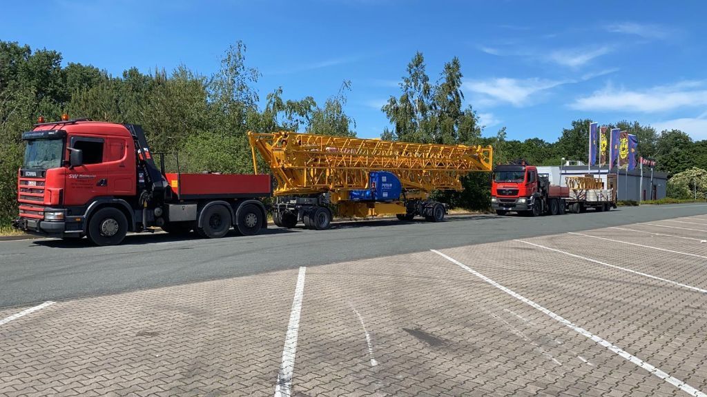 Auf einem Parkplatz steht eine Reihe von Lastwagen.