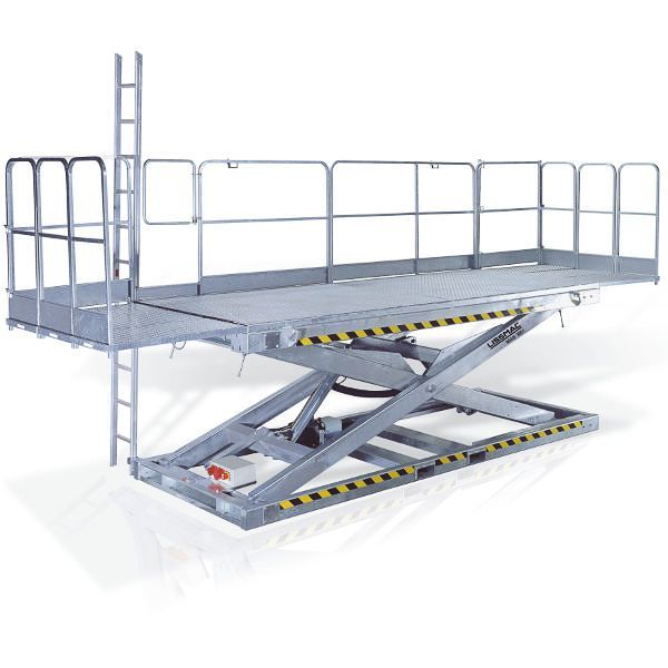 Eine graue Scherenhebebühne mit einer daran befestigten Leiter