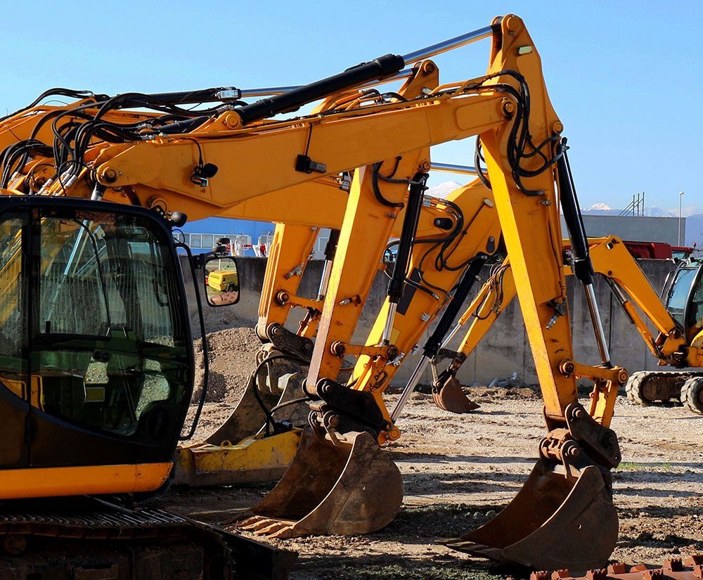 Eine Reihe gelber Bagger steht auf einer Baustelle