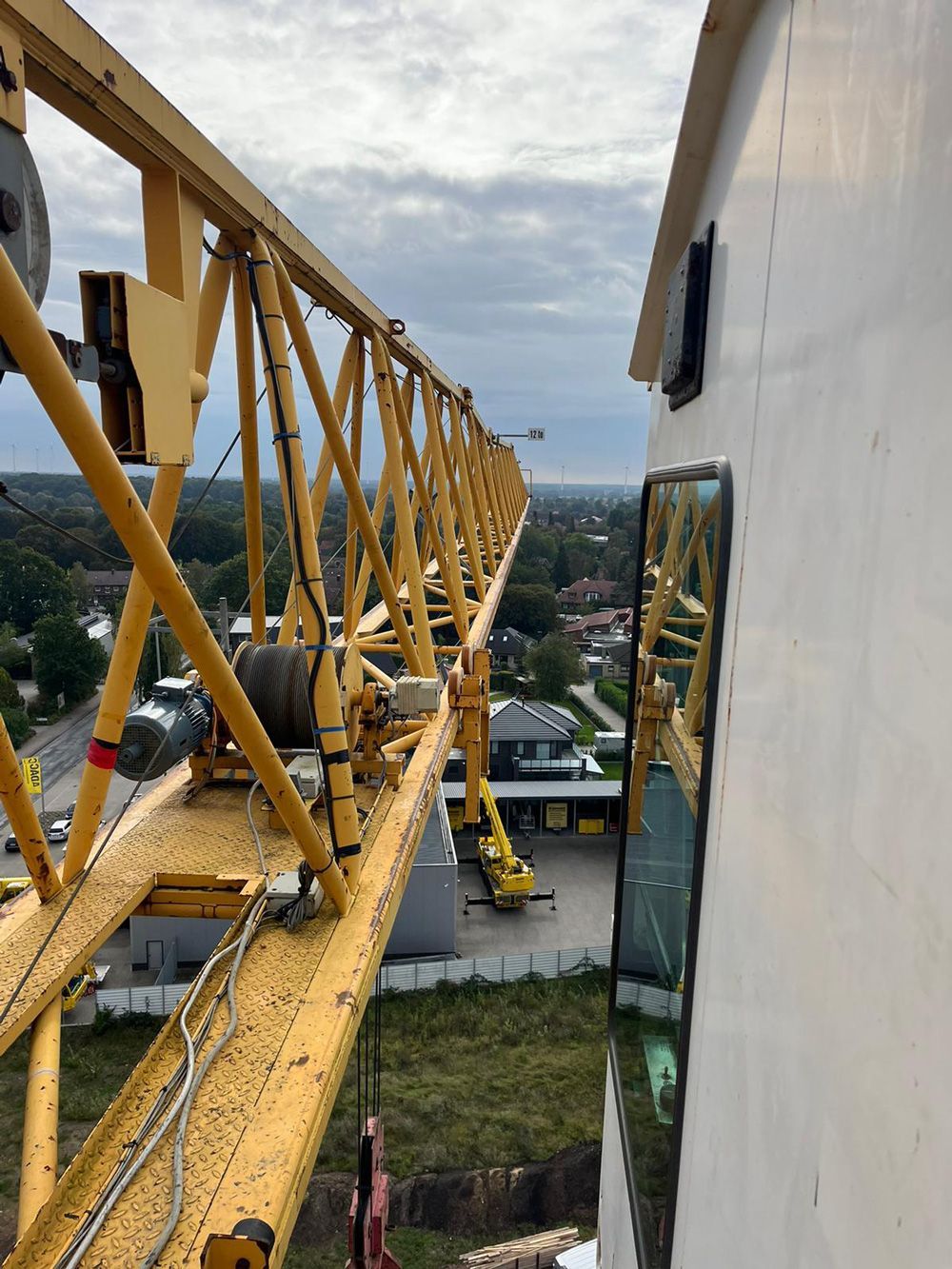 Ein großer gelber Kran sitzt auf einem Gebäude