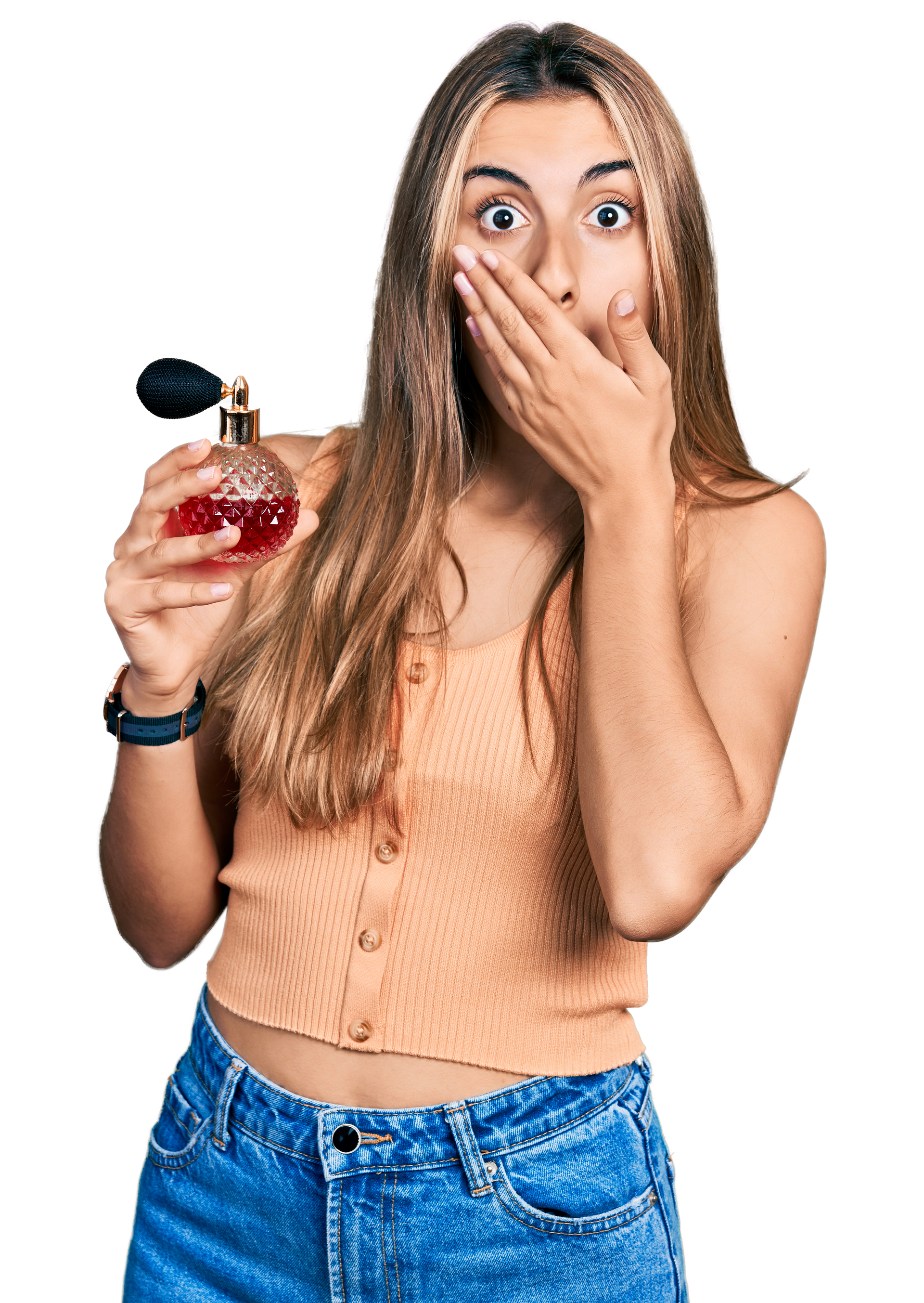 Femme tenant du parfum, la main couvrant la bouche, expression surprise.