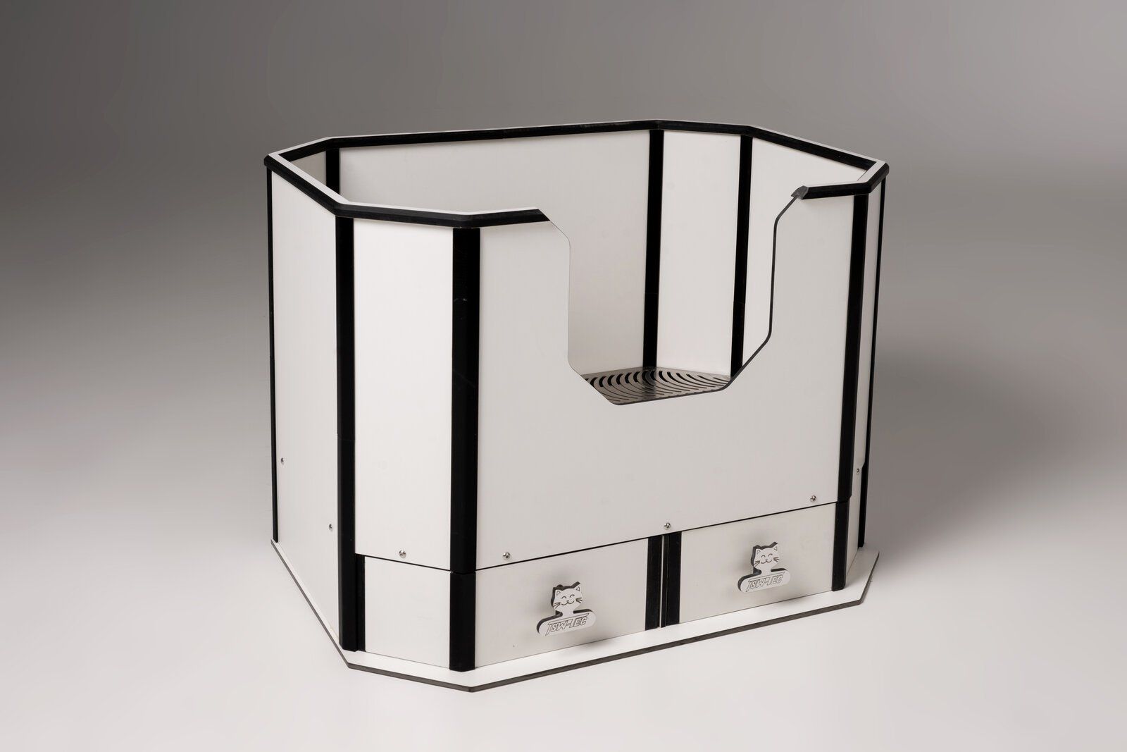 Auf einem gefliesten Boden steht eine weiße Kiste mit einem Loch in der Mitte.