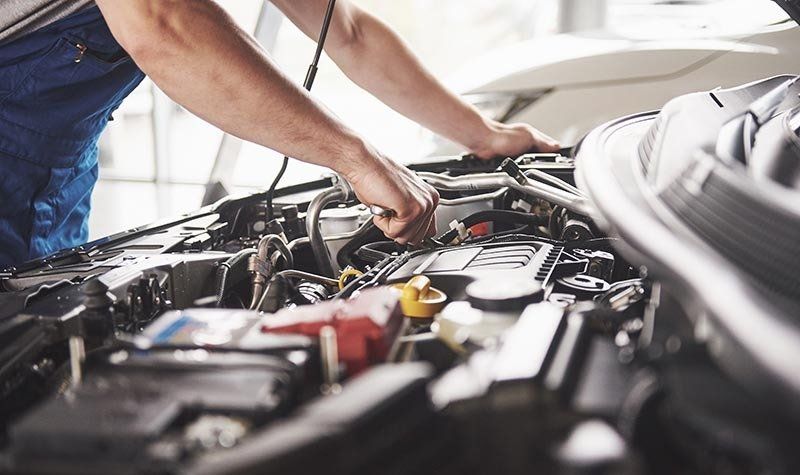 Mécanicien travaillant sur un moteur de voiture