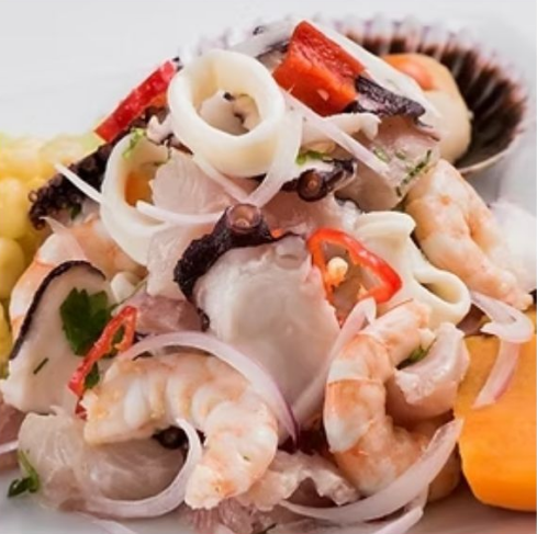 Ceviche de mariscos con pulpo, camarones, calamares, cebolla y chiles.