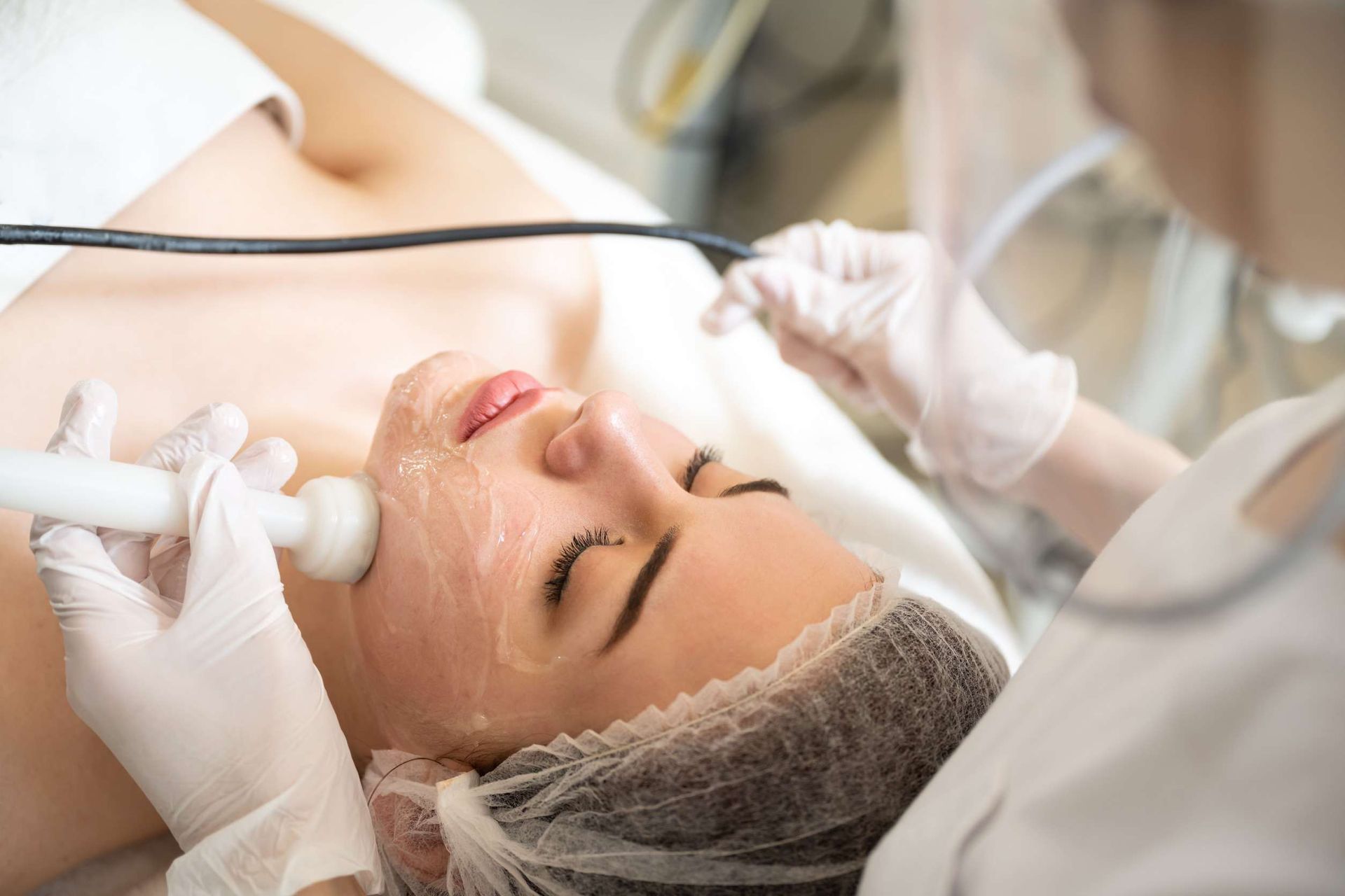 Una mujer está recibiendo un tratamiento facial en un salón de belleza.