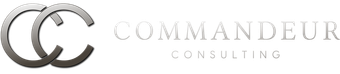 Das Logo von Commandeur Consulting ist grau und weiß.