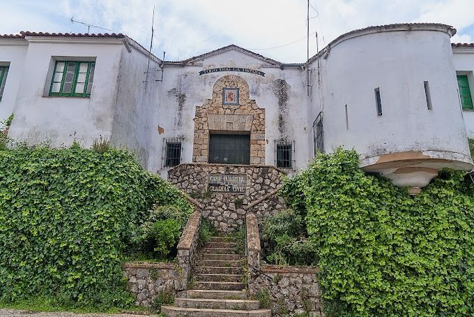 Un gran edificio blanco con escaleras que conducen a él.