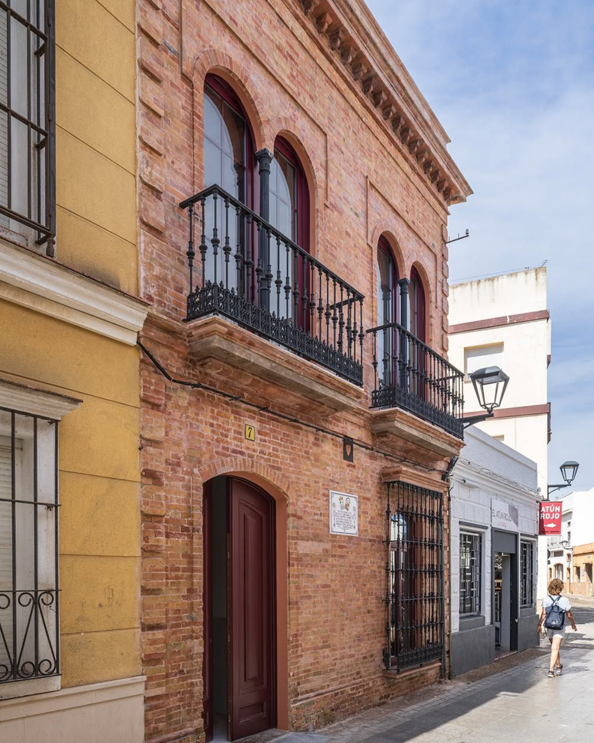 Hay dos esculturas de un hombre y una mujer en la pared.