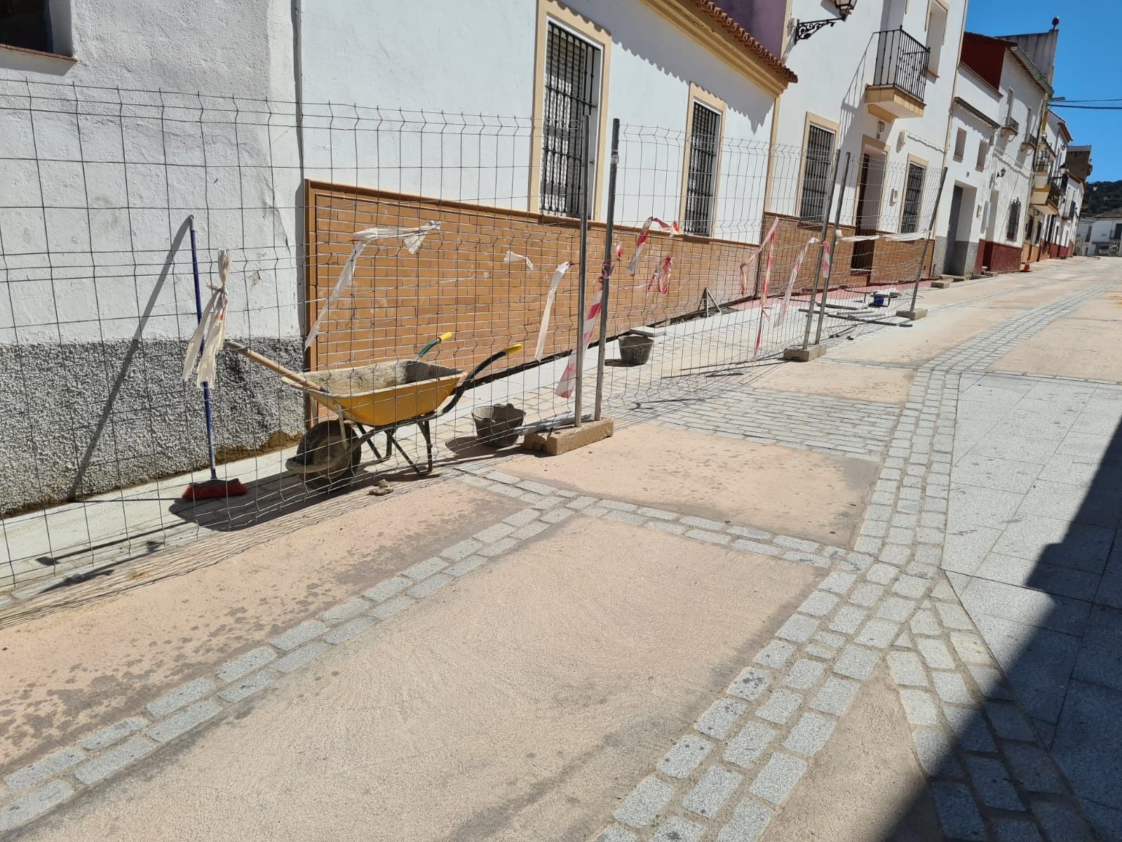 Una carretilla amarilla está estacionada al costado de la carretera.