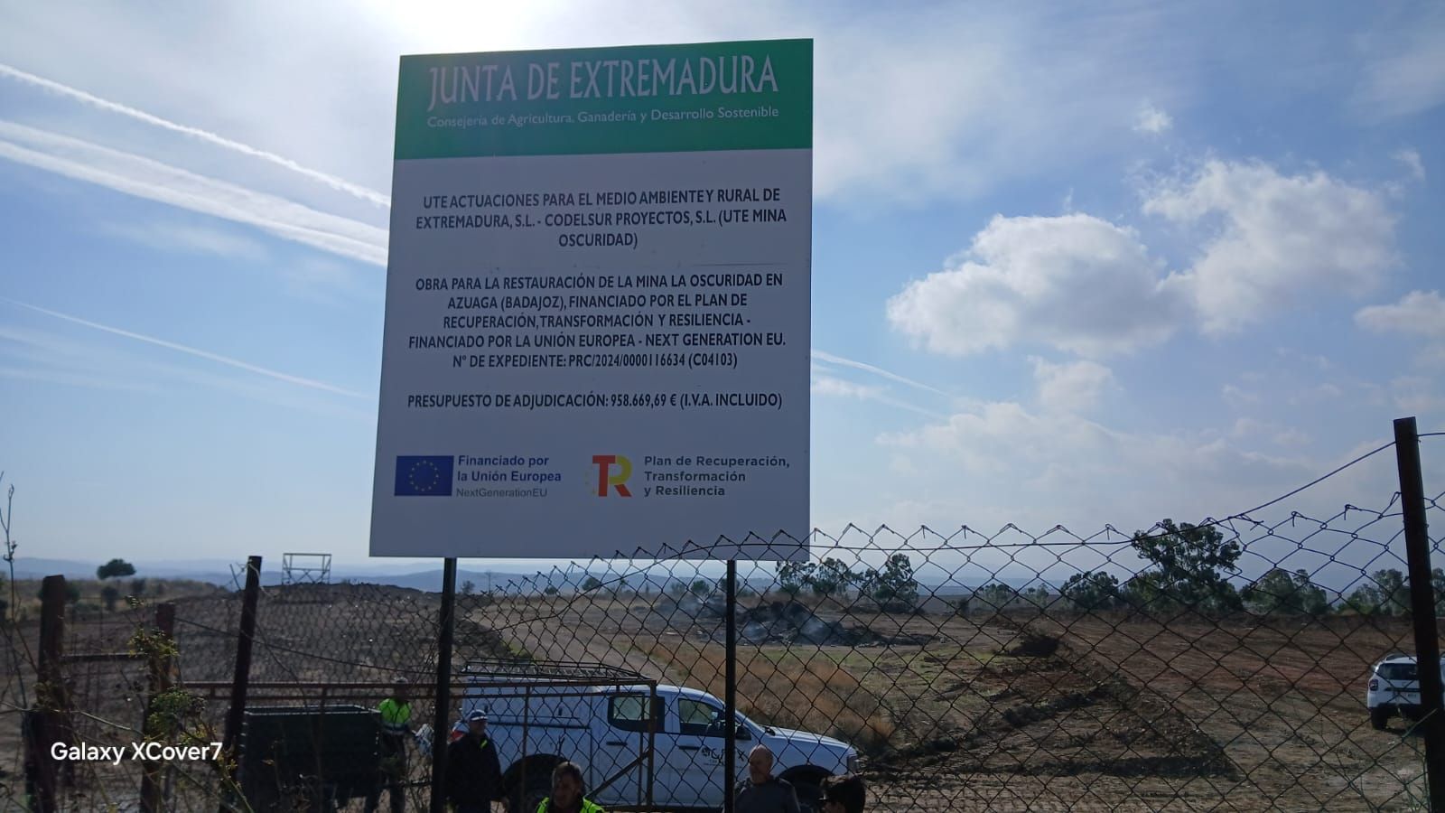 Un edificio de ladrillo con balcón y farola.