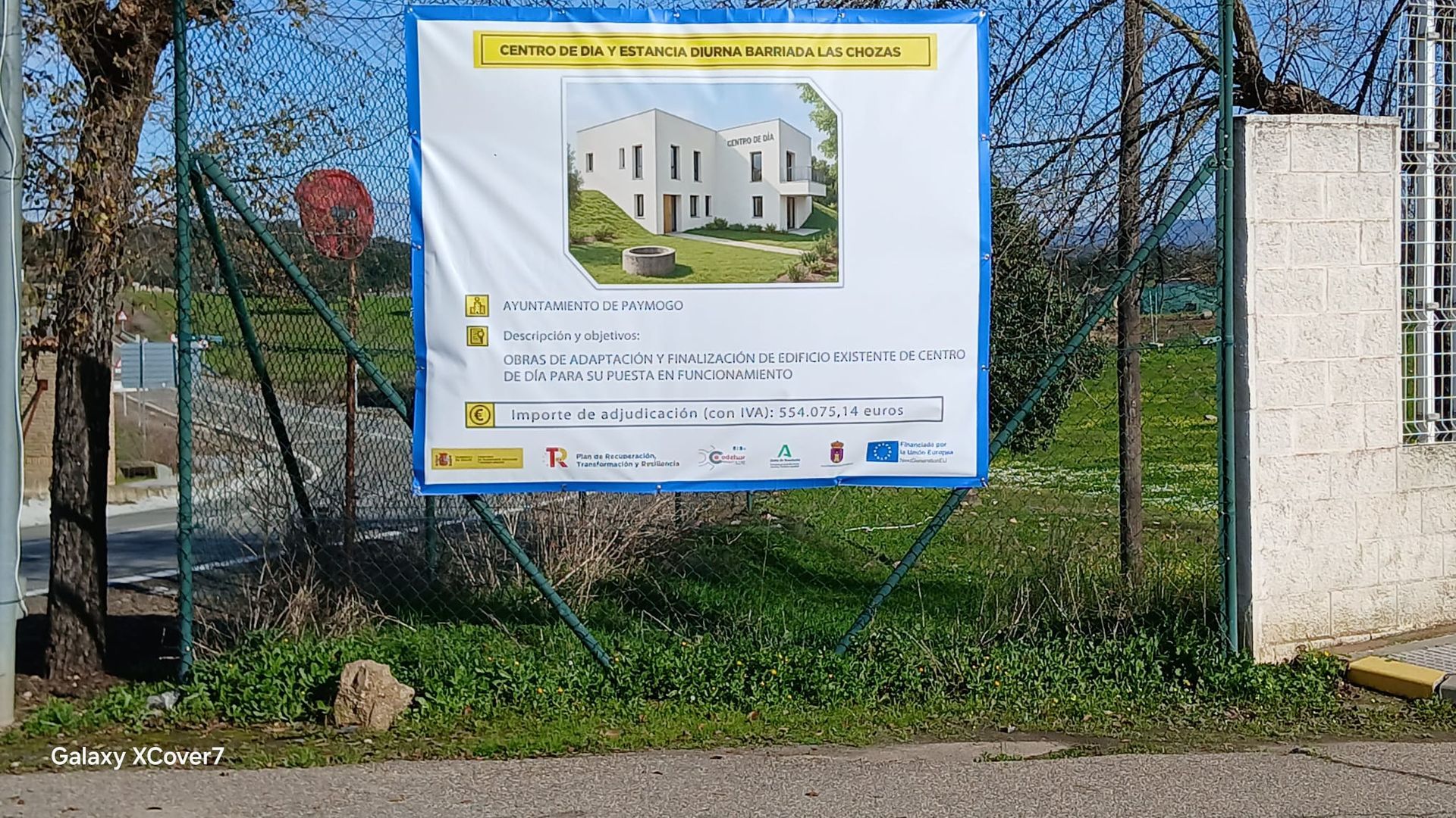 Un edificio de ladrillo con balcón y farola.