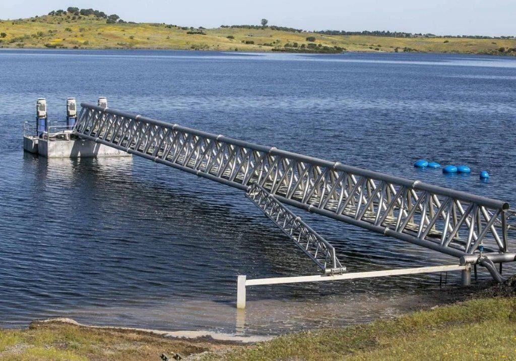 Un puente sobre una gran masa de agua