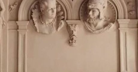 Hay dos esculturas de un hombre y una mujer en la pared.