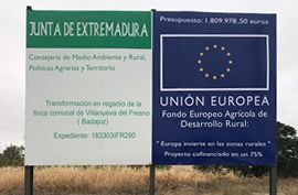 Hay dos carteles uno al lado del otro en un campo.