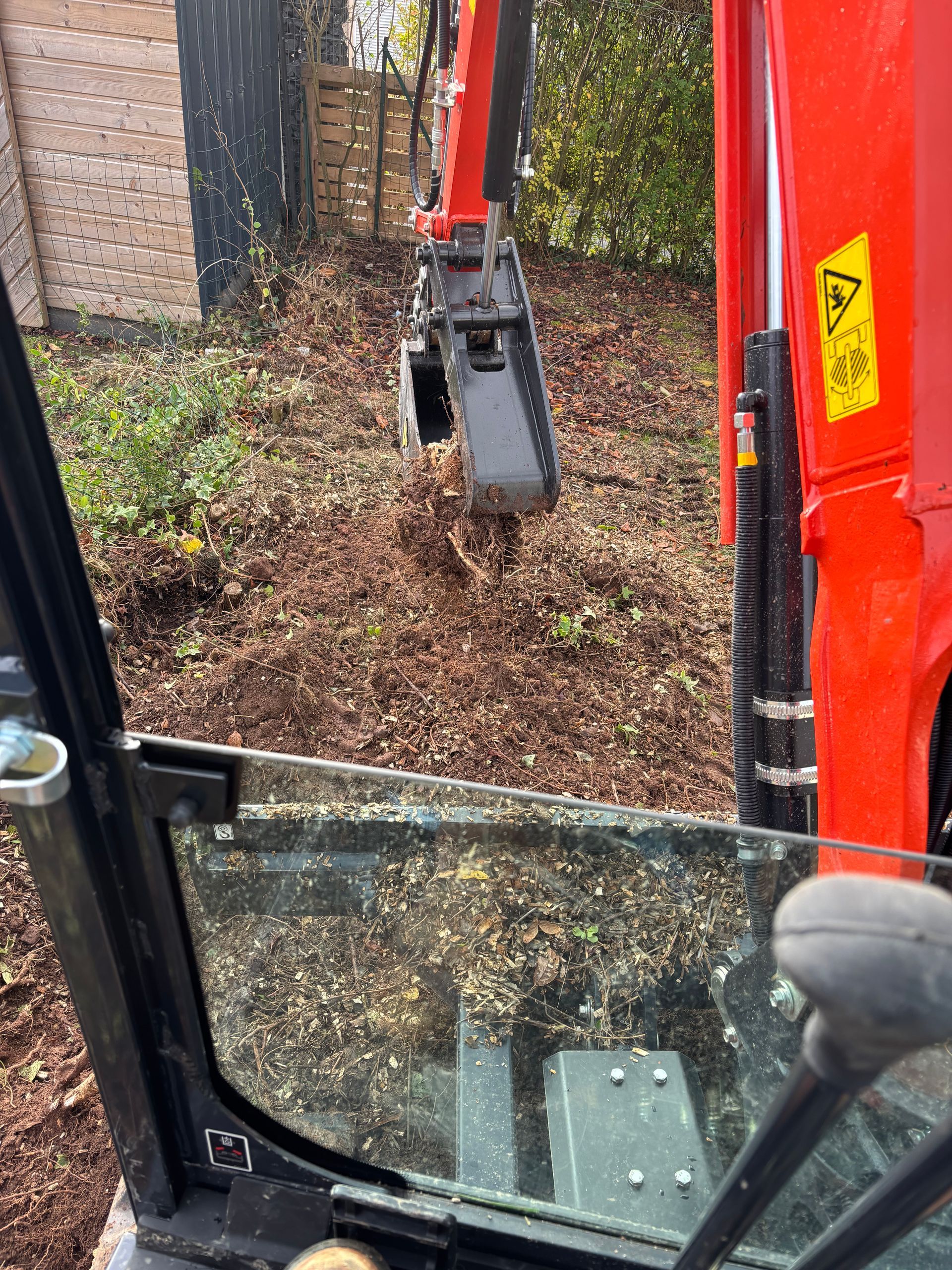 Terrasse en briques avec pavés rectangulaires gris et noir.
