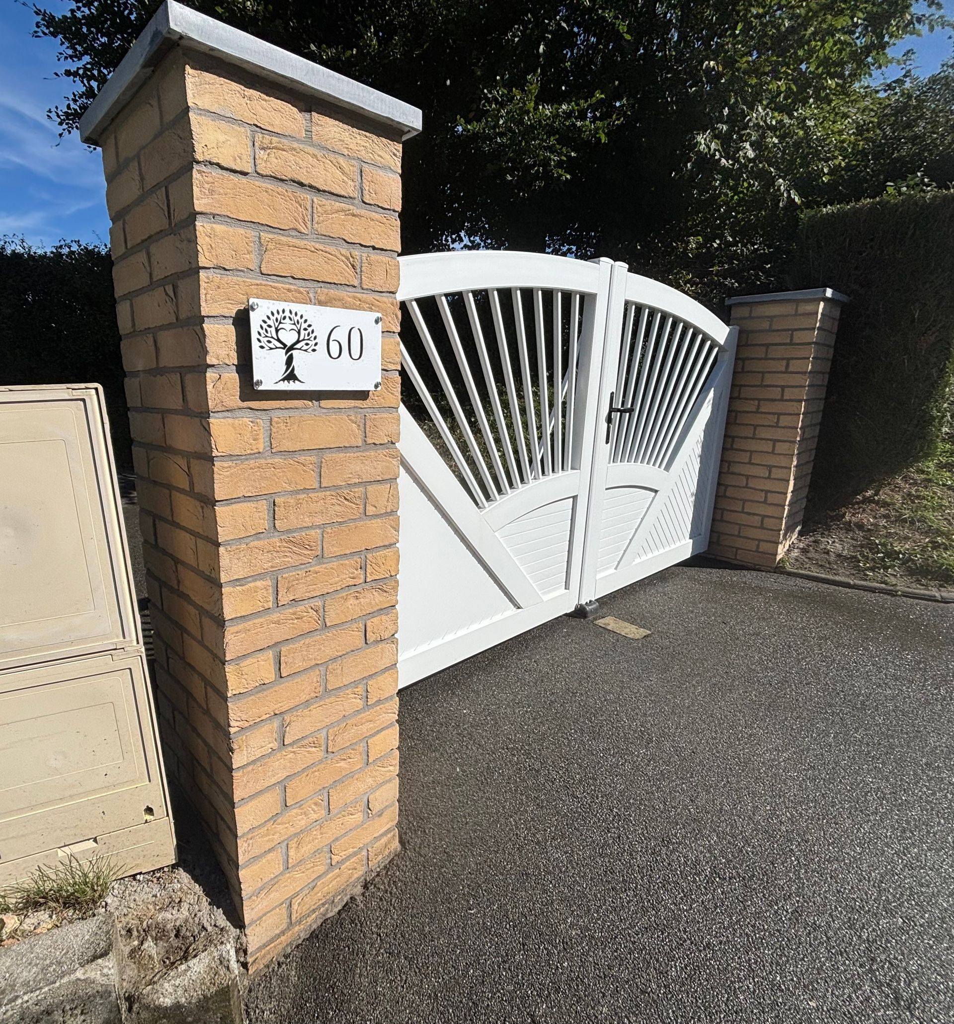 Un ouvrier du bâtiment pose des briques, utilisant une truelle pour appliquer du mortier sur le dessus du mur.