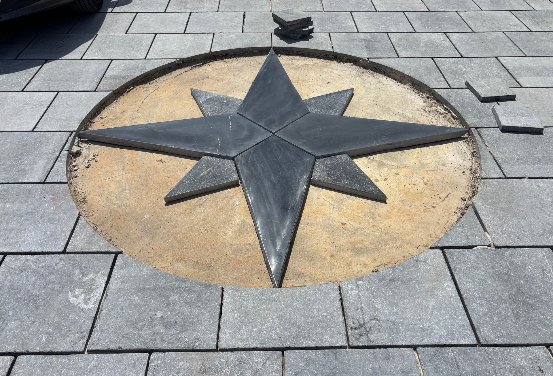 Un motif de rose des vents sur un sol.