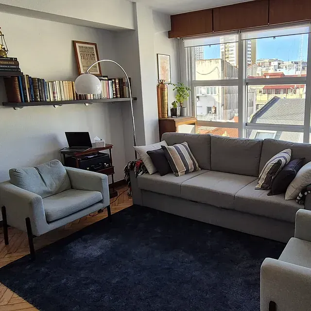 Una sala de estar con un sofá y una silla