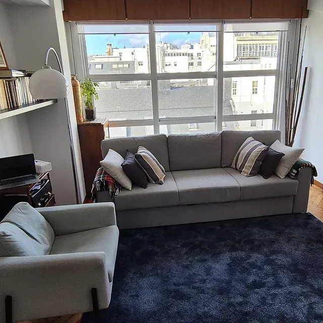 Una sala de estar con un sofá y una silla