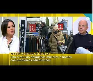 Un hombre y una mujer están sentados frente a una tienda de ropa.