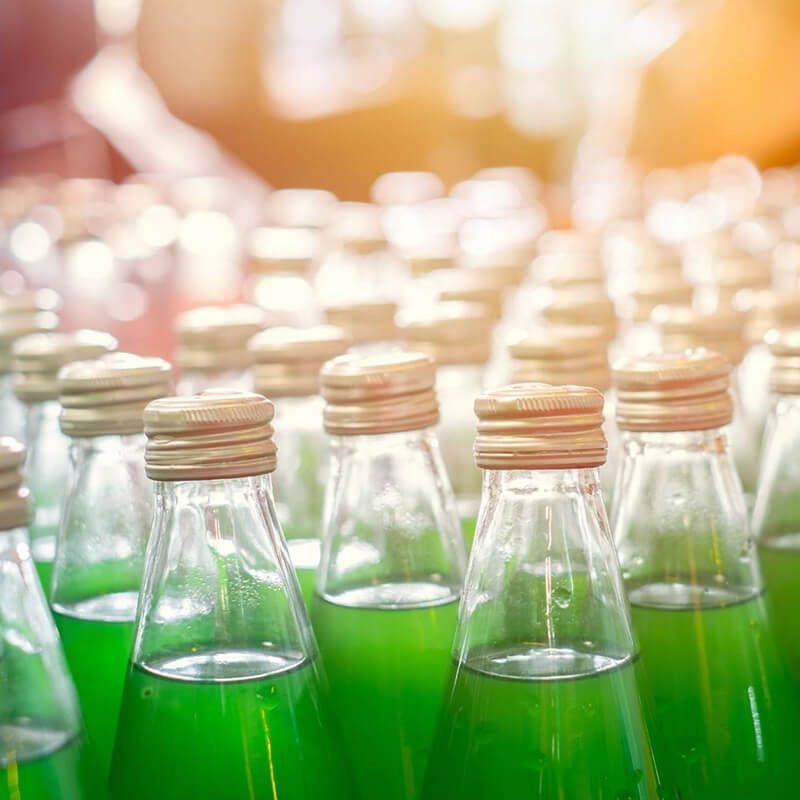 Flaschen mit grüner Flüssigkeit