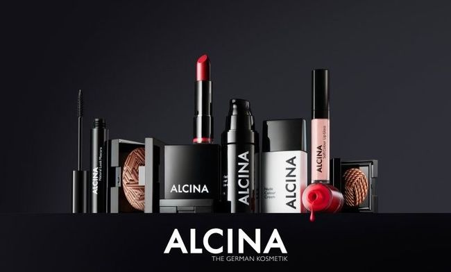 Eine Gruppe von Make-up-Produkten von Alcina ist auf einem schwarzen Hintergrund aufgereiht.