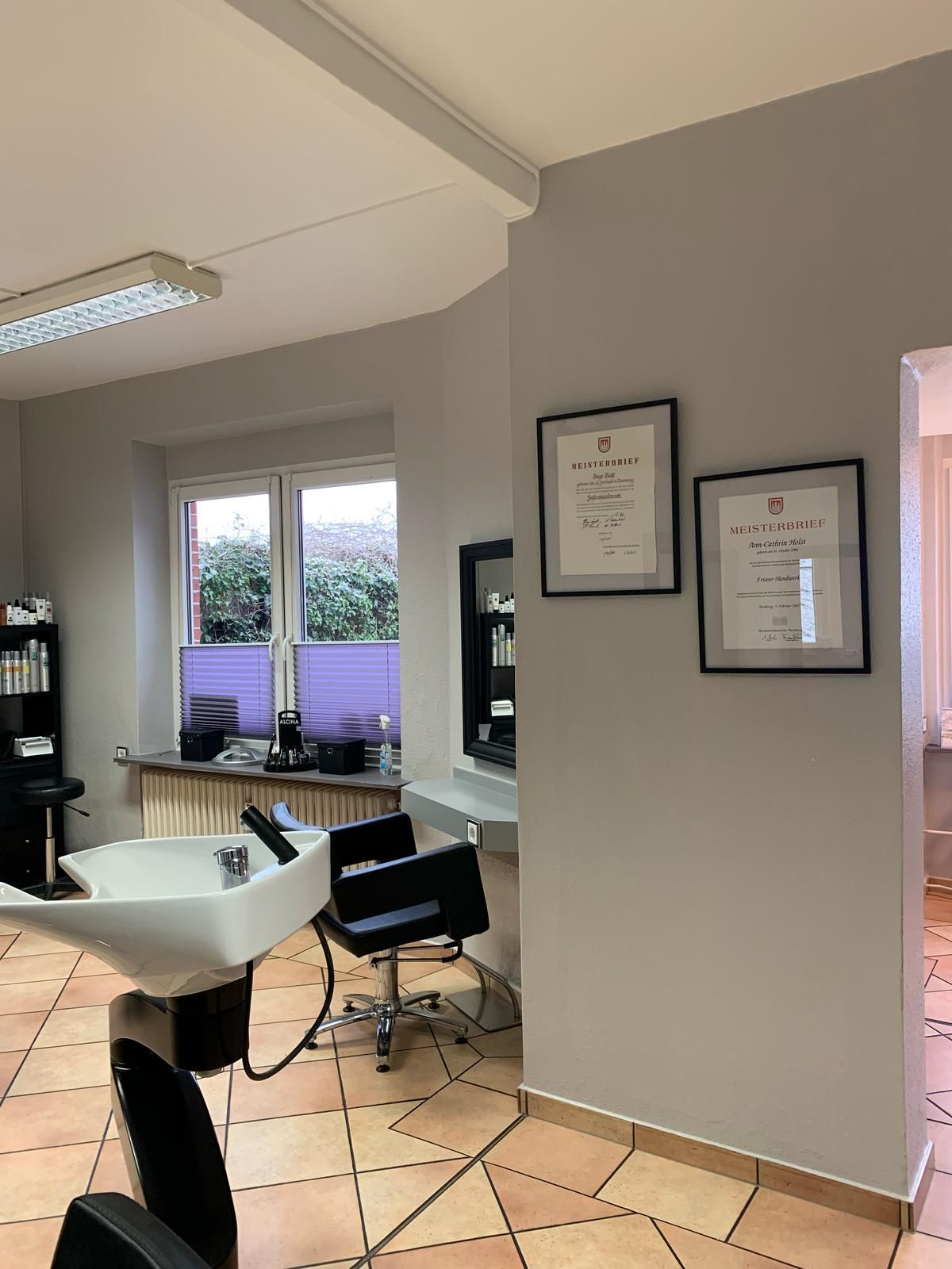 Ein Friseursalon mit Waschbecken, Stühlen, Spiegeln und einem Fenster.