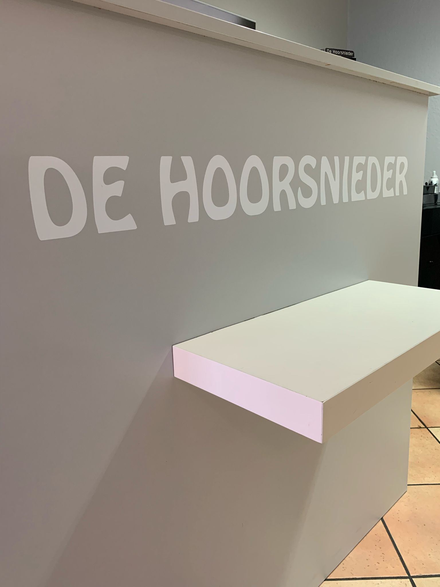 Ein Schild an einer Wand mit der Aufschrift „de hoorsnieder“