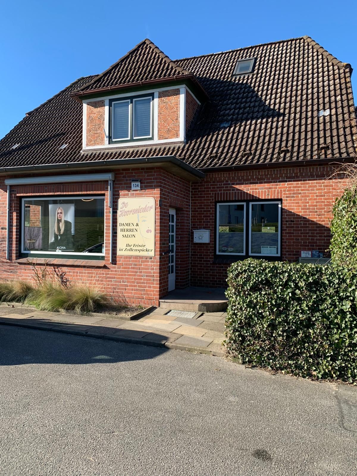 Ein Backsteinhaus mit einem Dach, auf dem sich ein Oberlicht befindet