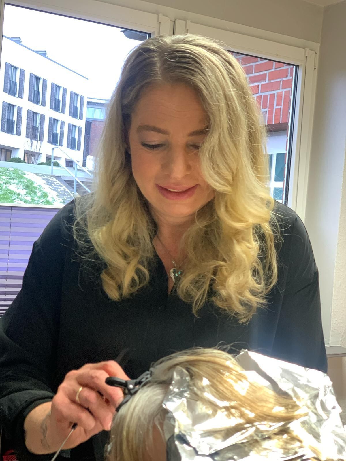 Eine Frau lässt sich in einem Salon die Haare färben.